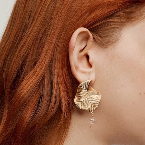 Aristocrazy
Pendientes ondulados grandes de plata bañada en oro amarillo de 18K con topacio blanco