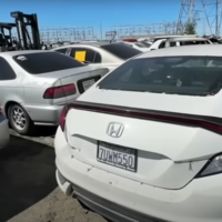 En esta ciudad han abandonado 14,000 autos en seis meses. Ya no hay más espacio para ellos y nadie quiere hacerse cargo