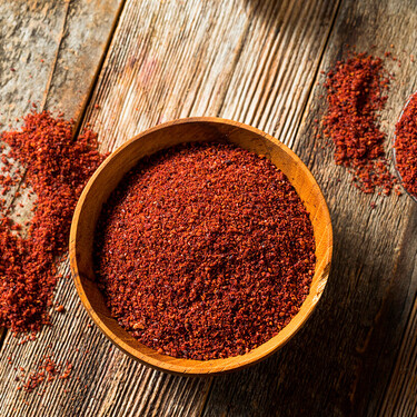 Zumaque o sumac, la especia imprescindible de Oriente Medio: qué es, a qué sabe y cómo usarla en la cocina