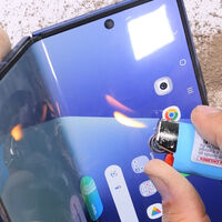 El móvil más caro de Samsung cuesta 2.099 euros y un youtuber ha creído que quemarlo era una gran idea 