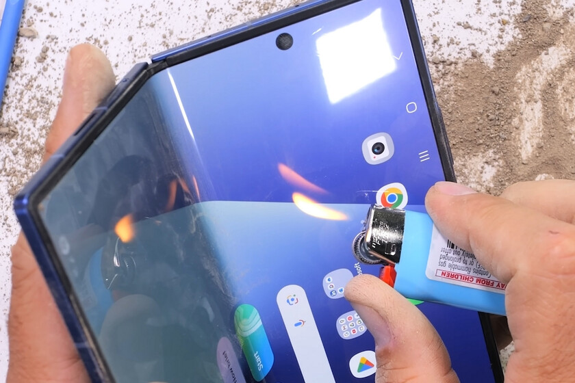 El móvil más caro de Samsung cuesta 2.099 euros y un youtuber ha creído que quemarlo era una gran idea