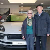 Unos abuelos de más de 90 años se regalaron el capricho de su vida: su primer Porsche para celebrar 70 años de matrimonio