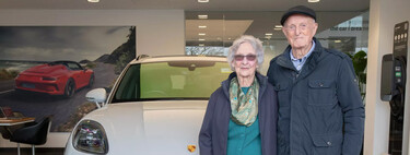 Unos abuelos de más de 90 años se regalaron el capricho de su vida: su primer Porsche para celebrar 70 años de matrimonio