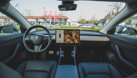 La Policía lleva ante la Fiscalía a 80 propietarios de Tesla por activar ilegalmente la conducción autónoma: hasta 2 años de cárcel