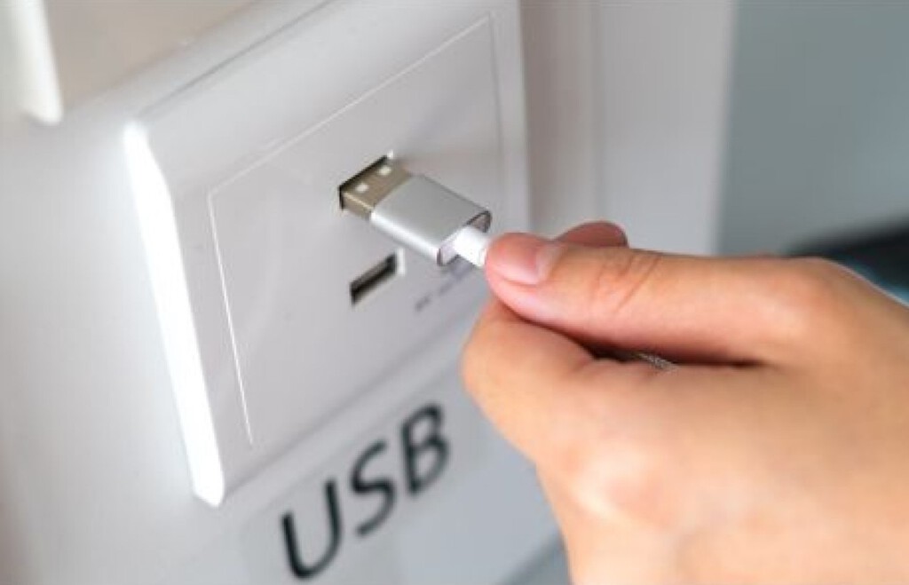 Esta técnica está hackeando miles de móviles mientras estás de viaje: así puedes proteger tu Xiaomi para evitar problemas