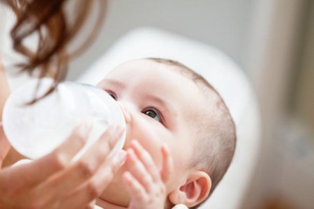 Por qué calentar la leche para el bebé en el microondas no es la mejor opción