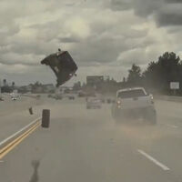 La rueda de otro coche ha lanzado al espacio a un Kia Soul en el accidente más loco que hemos visto en mucho tiempo