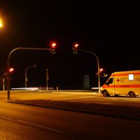 Puedes pasarte un semáforo en rojo para ceder el paso a una ambulancia, o no: esto dice la ley en México 