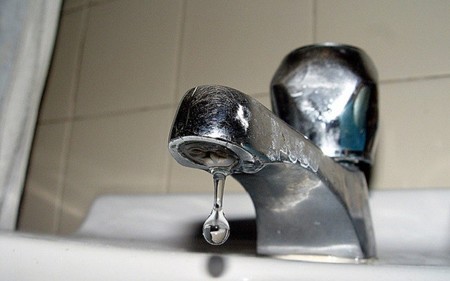 La OCU denuncia diferencias de hasta 350 euros anuales en el precio del agua según la ciudad