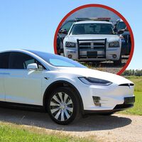Activó el piloto automático de su Tesla y se echó una siesta por 40 km, sin darse cuenta de que la policía lo iba siguiendo: ahora se enfrenta a cargos