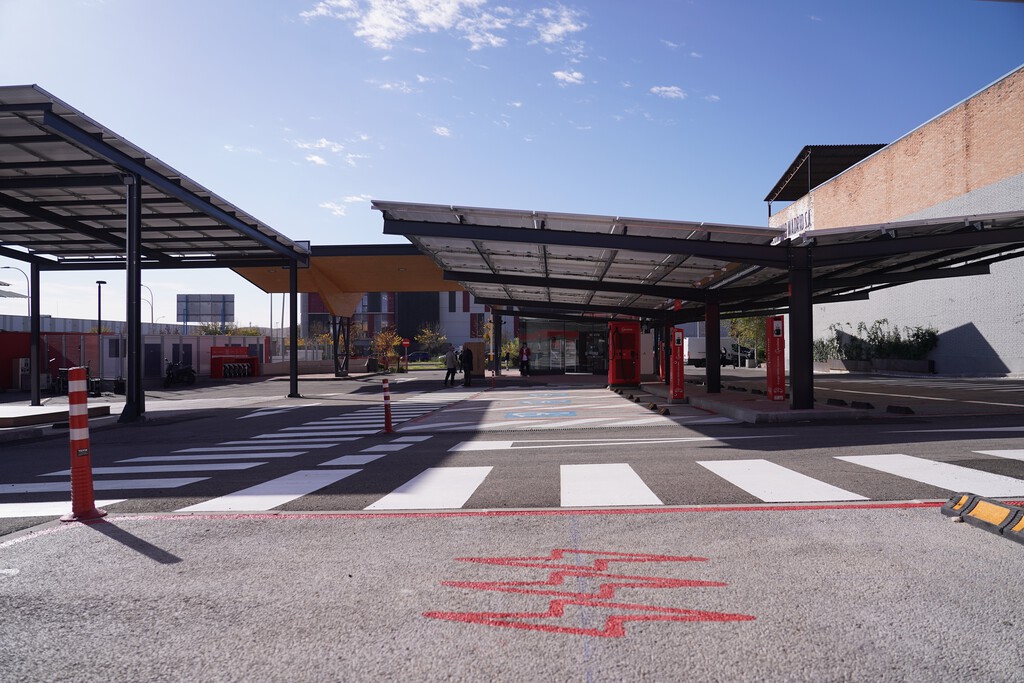 Madrid pretende convertirse en el paraíso del coche eléctrico español: una electrolinera pública con 32 cargadores rápidos abierta las 24 horas