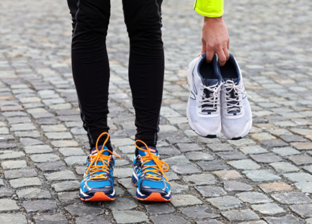 El uso simultáneo de más de un par de zapatillas puede ayudarte a prevenir lesiones