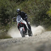 China acaba de traer a España lo nunca visto: una maxi-trail que cuesta casi la mitad que una Honda Africa Twin y está mejor equipada 