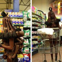 El increíble momento en el que una madre de una tribu y su bebé van a un supermercado a comprar comida