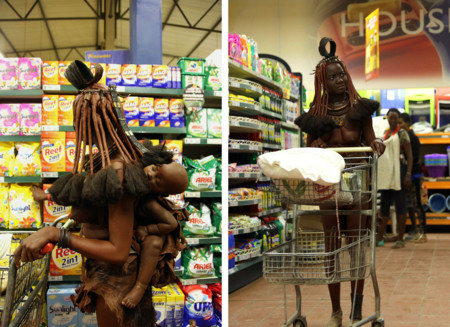 El increíble momento en el que una madre de una tribu y su bebé van a un supermercado a comprar comida