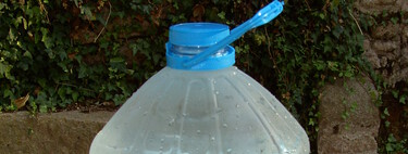 Ya no tiro las garrafas de agua: ahora las convierto en cestas para guardar las mantas que parecen del catálogo de Zara Home 