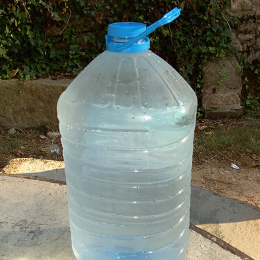 Ya no tiro las garrafas de agua: ahora las convierto en cestas para guardar las mantas que parecen del catálogo de Zara Home 