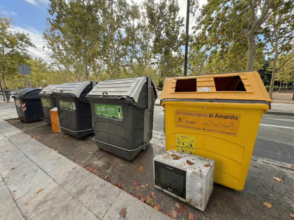 Si tu microondas empieza a echar chispas, no lo tires: suele ser culpa de una placa de cartón que cuesta 2 euros