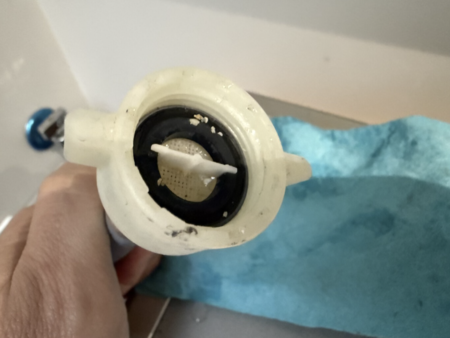 El filtro que va a la toma en la pared