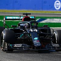 Lewis Hamilton pasa del "modo fiesta" y sigue dominando en Monza en una buena jornada para Carlos Sainz