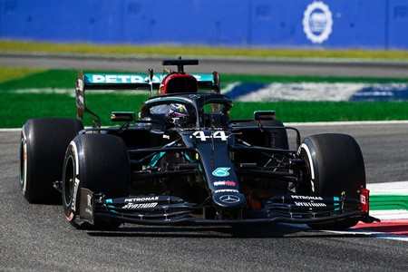 Lewis Hamilton pasa del modo fiesta y sigue dominando en Monza en una buena jornada para Carlos Sainz