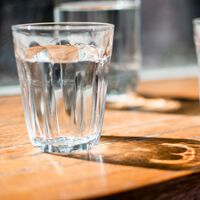 Mito dos "dois litros de água por dia" desmorona: um erro de 1945 que a ciência agora tenta corrigir 