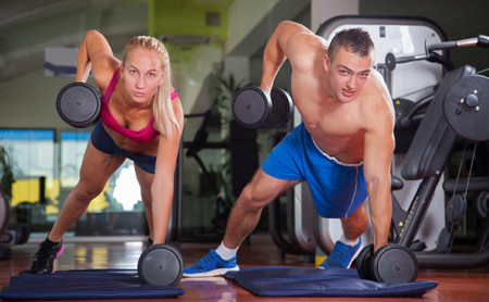 31 ejercicios con mancuernas para todo el cuerpo