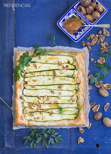Hojaldre de gorgonzola, calabacín y nueces. Receta para una cena ligera