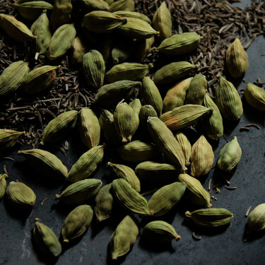 El cardamomo es una de las especias más caras y elegantes del mundo, pero casi siempre lo usamos mal: así hay que tratarlo 
