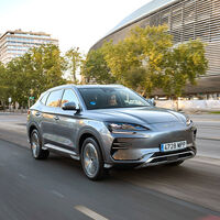 Francia puso la zancadilla a los coches eléctricos chinos. Ahora que necesita vender más ha declarado su amor al gigante chino BYD