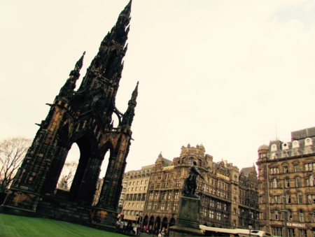 Asomarse al Monumento de Walter Scott en Edimburgo