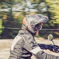 Llevar casco en moto empieza a ser lo raro en los Estados Unidos, y las cifras de accidentes no mienten