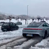 Un modesto Fiat Panda 4x4 clásico y un poderoso Porsche Taycan se miden en este vídeo en un drag sobre nieve