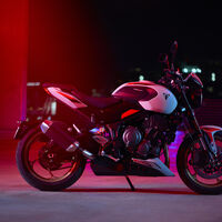 La Triumph Trident se ha hecho más gamberra: ahora es de 800 cc, tiene 115 CV y es puro músculo descarado