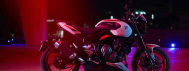 La Triumph Trident se ha hecho más gamberra: ahora es de 800 cc, tiene 115 CV y es puro músculo descarado