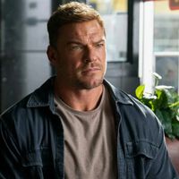 Alan Ritchson confiesa el motivo por el que Reacher no ha rodado aún su libro favorito: "alguien fue reelegido"