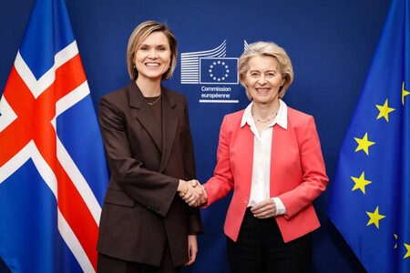 Kristrún Frostadóttir, primera ministra de Islandia, y la presidenta de la Comisión Europea, Ursula von der Leyen