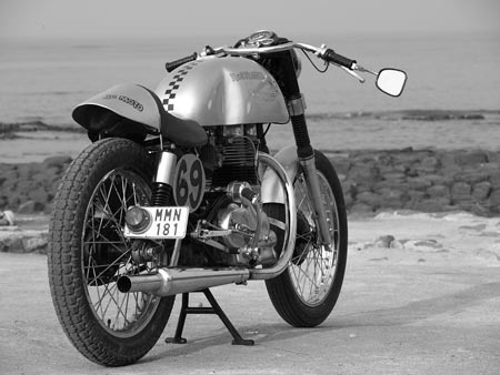 Royal Enfield con kit Café Racer