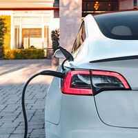 Las ayudas al coche eléctrico se prorrogan sin cambios, así que algunas marcas te descuentan el importe en la compra. Pero con sus condiciones