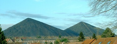 En 1986, unos mineros dejaron dos pirámides de basura de 150 metros al norte de Francia. 40 años después, el sol las convirtió en algo que nadie había previsto