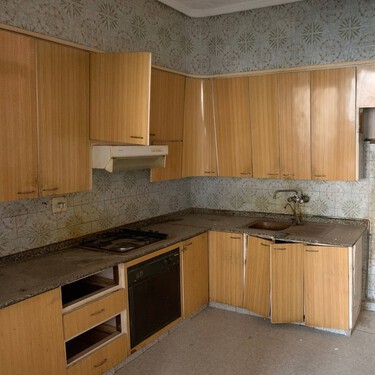 Era una casa encantada con una cocina que se caía a pedazos. Y una reforma la ha dejado así de bonita