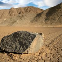 O mistério das pedras que andam sozinhas no deserto — algumas com mais de 300 quilos 