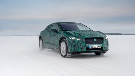 El Jaguar I-PACE promete la carga de sus baterías al 80 % en menos de 45 minutos