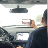 Estaban atravesando un tifón en coche y no veían nada, así que decidieron usar el móvil para ver la carretera. Funcionó