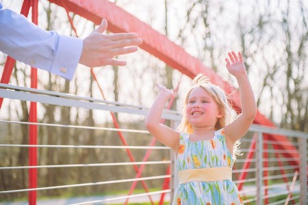 "Mis hijas no necesitarán de mi ayuda para ponerte en tu lugar", el contundente mensaje de un padre a los pretendientes de sus hijas