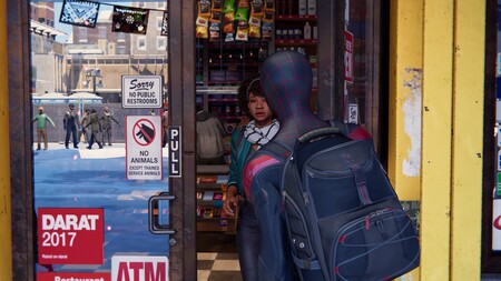 Esta imagen de Spider-Man Miles Morales tiene todo lo bueno y lo malo del ray tracing en el mismo reflejo