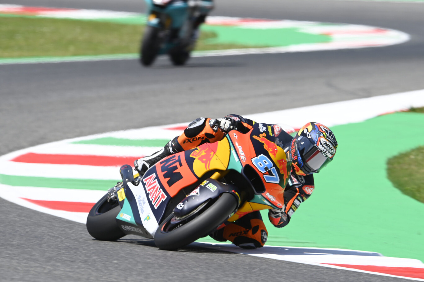 ¡De infarto! Remy Gardner le gana la carrera a Raúl Fernández por 14 milésimas para seguir líder de Moto2