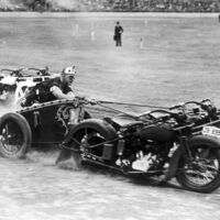 La prehistoria de MotoGP se pareció a Ben-Hur: así eran las carreras de cuadrigas con motos que sustituyeron a los caballos 