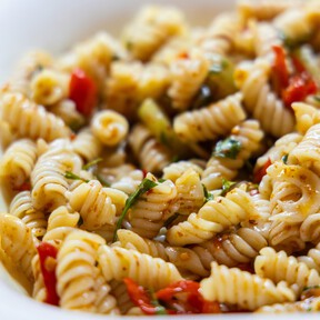 Los cocineros coinciden: la mejor ensalada de pasta no se aliña solo con aceite y vinagre; hay que añadir el jugo de los pepinillos para que tenga más sabor 