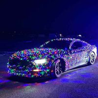 La moda de convertir los coches en árboles de Navidad llenos de luces de colores se está yendo de las manos, incluso en el paraíso de los coches modificados. Nos pueden multar por ello